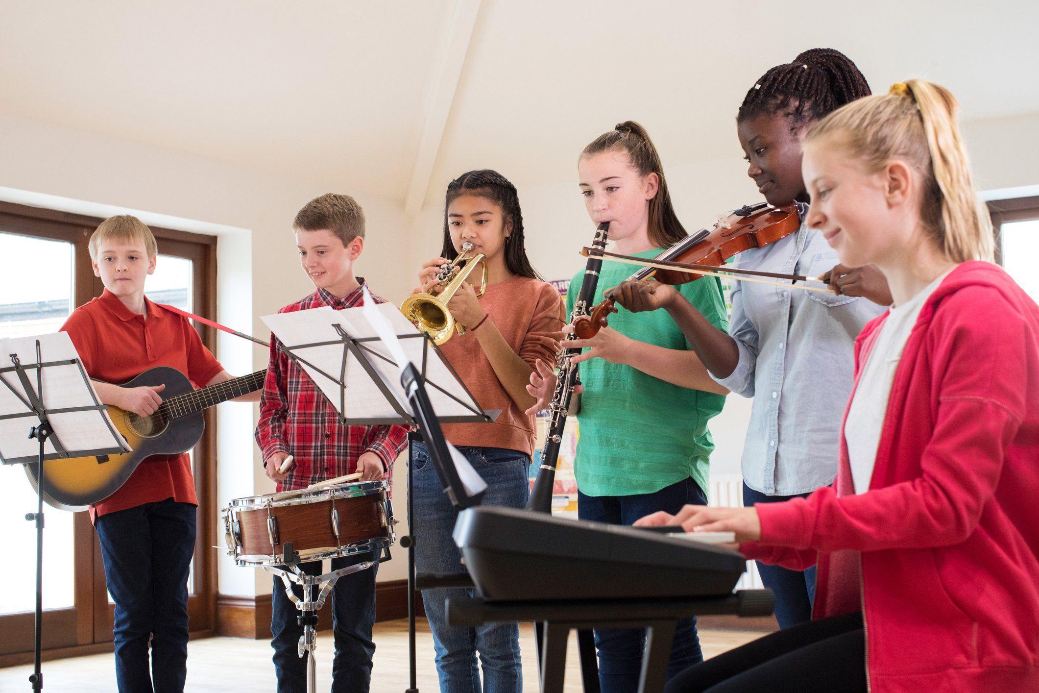 Music lessons at school. Оркестр в школе США. Оркестр в американских школах. Музыкальная школа в Америке. Музыкальный оркестр в школах США.