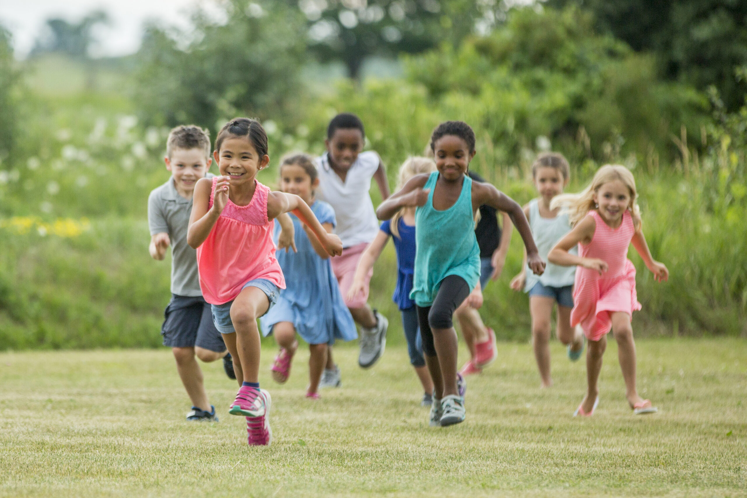 The child are running. Дети бегают. Счастливые дети бегут. Дети бегают на улице. Дети играют.